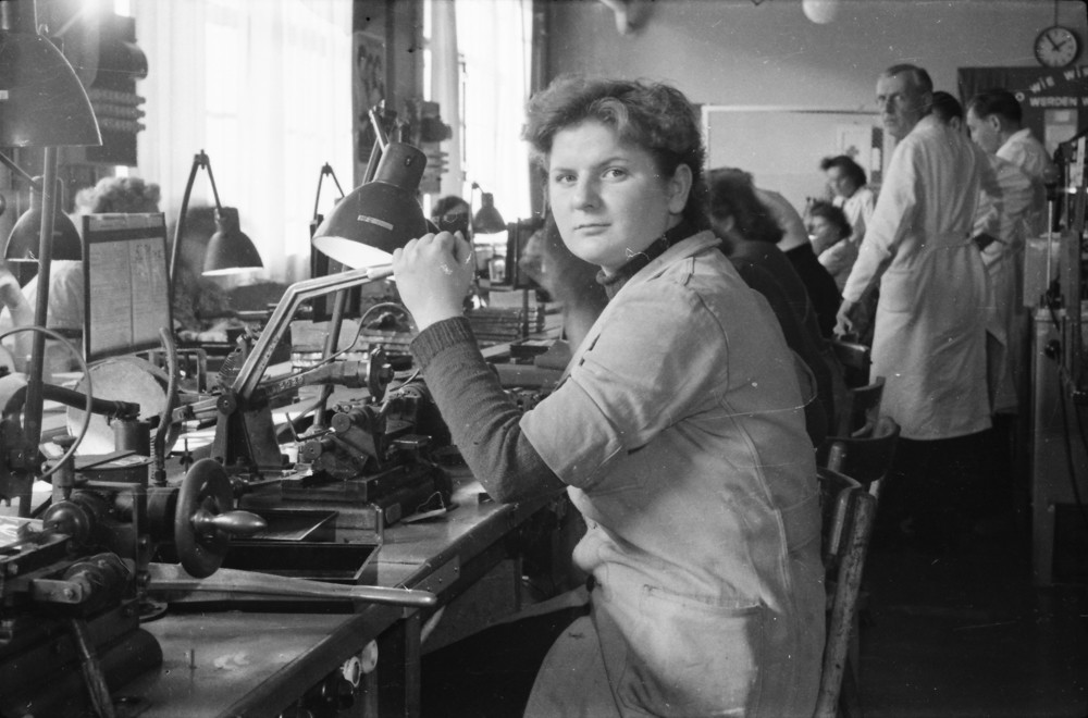 Jutta Kindlein am Arbeitsplatz; Foto, Oktober 1955 (www.industriesalon.de CC BY-NC-SA)