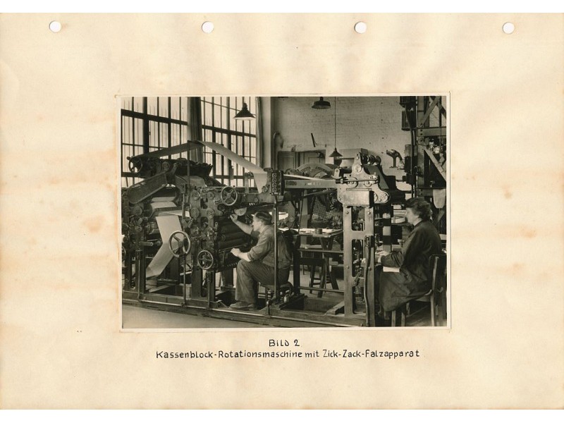 Kassenblock-Rotations-Maschine; Foto, 1956 (www.industriesalon.de CC BY-SA)