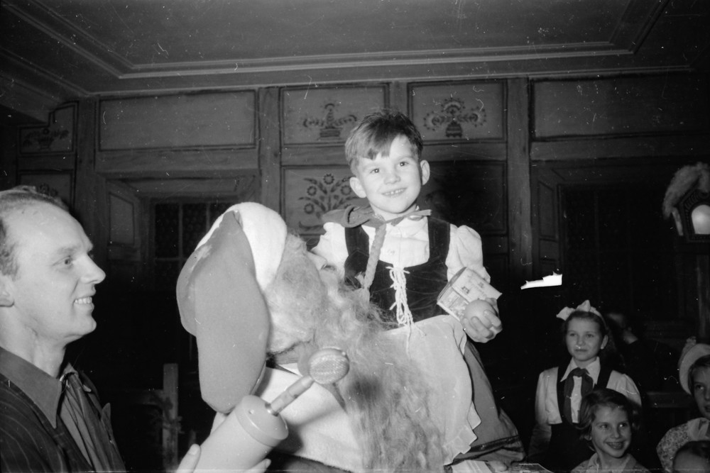 Kinderweihnachtsfest – Kind mit Weihnachtsmann 1; Foto, Dezember 1954 (www.industriesalon.de CC BY-NC-SA)