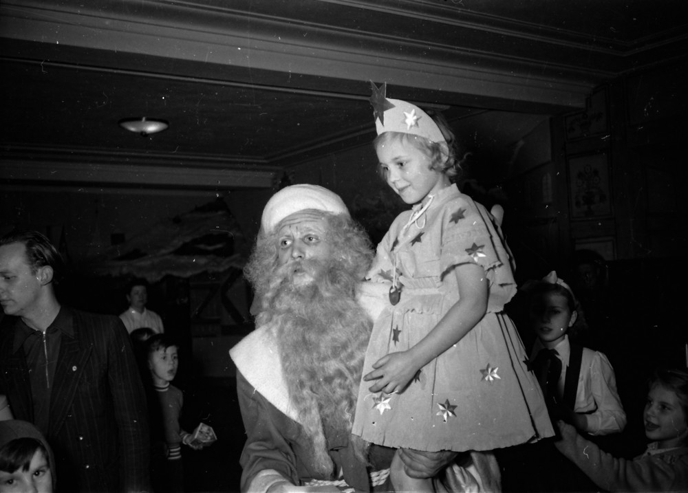 Kinderweihnachtsfest – Kind mit Weihnachtsmann 2; Foto, Dezember 1954 (www.industriesalon.de CC BY-NC-SA)