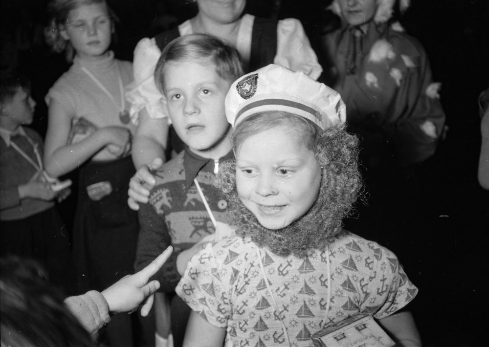 Kinderweihnachtsfest – Kinder; Foto, Dezember 1954 (www.industriesalon.de CC BY-NC-SA)