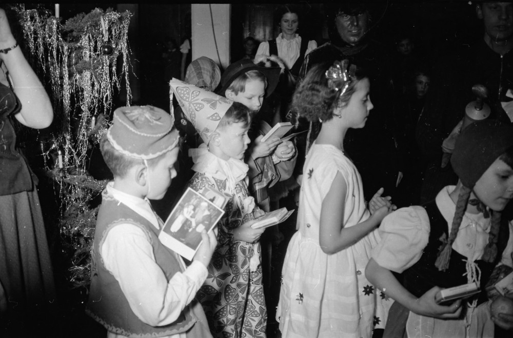 Kinderweihnachtsfest – Kinder mit Geschenken; Foto, Dezember 1954 (www.industriesalon.de CC BY-NC-SA)