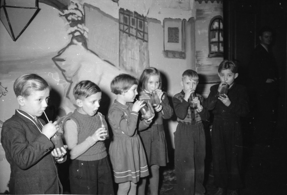 Kinderweihnachtsfest – Kinder trinken 1; Foto, Dezember 1954 (www.industriesalon.de CC BY-NC-SA)