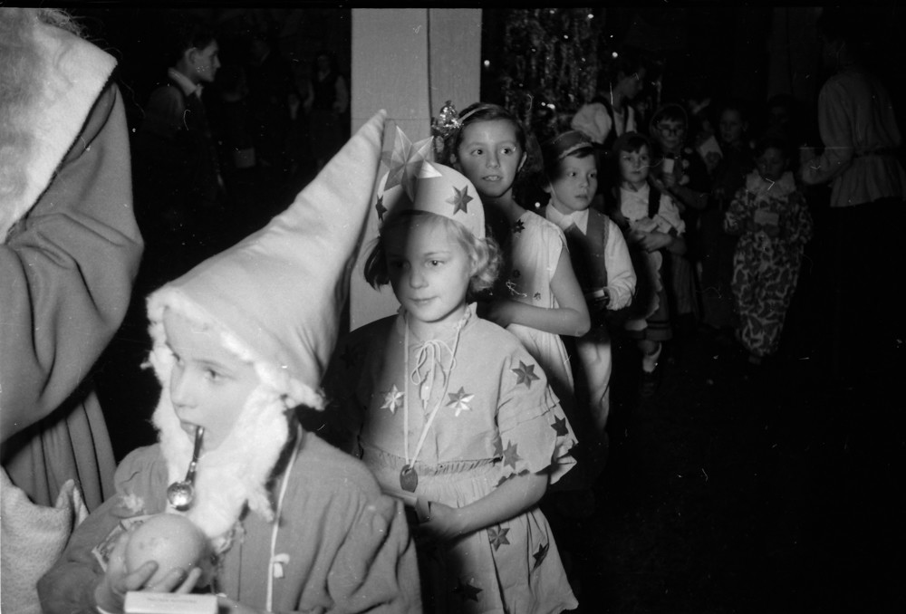 Kinderweihnachtsfest – Kinderreihe; Foto, Dezember 1954 (www.industriesalon.de CC BY-NC-SA)