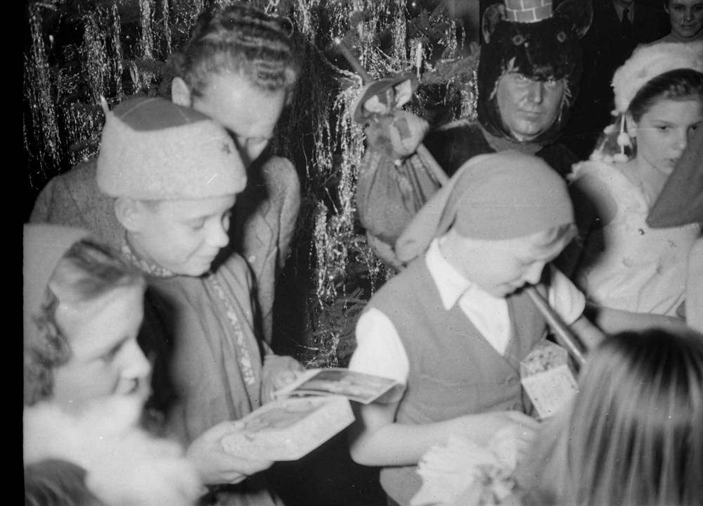 Kinderweihnachtsfest –kostümierte Kinder mit Geschenken; Foto, Dezember 1954 (www.industriesalon.de CC BY-NC-SA)