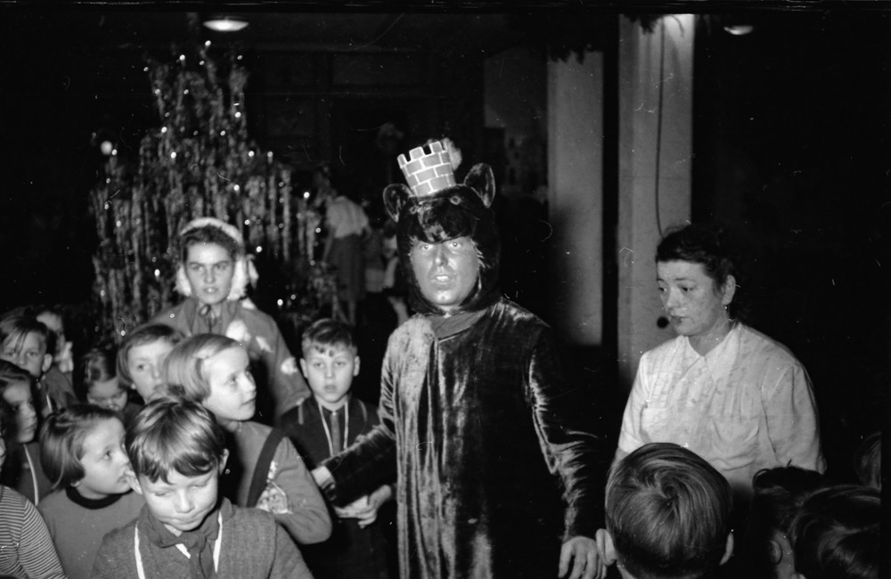 Kinderweihnachtsfest – Mann in Kostüm; Foto, Dezember 1954 (www.industriesalon.de CC BY-NC-SA)