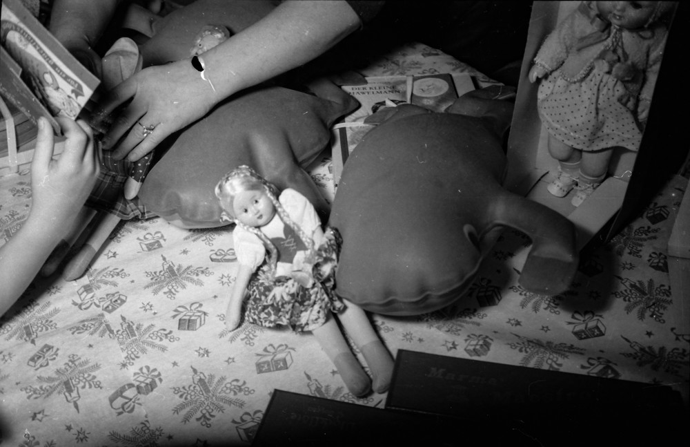 Kinderweihnachtsfest – Puppen; Foto, Dezember 1954 (www.industriesalon.de CC BY-SA)