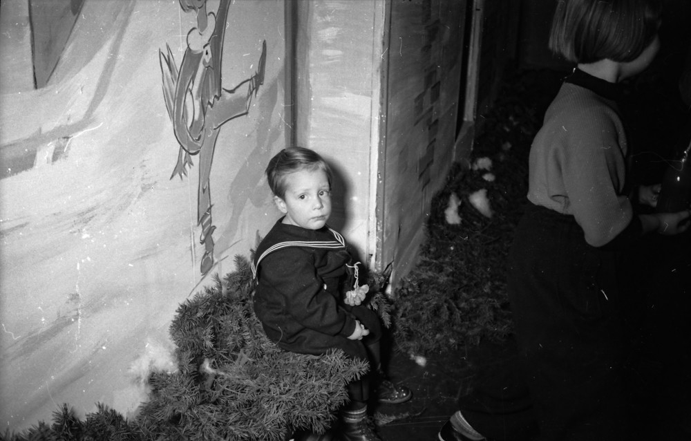Kinderweihnachtsfest – sitzender Junge; Foto, Dezember 1954 (www.industriesalon.de CC BY-NC-SA)
