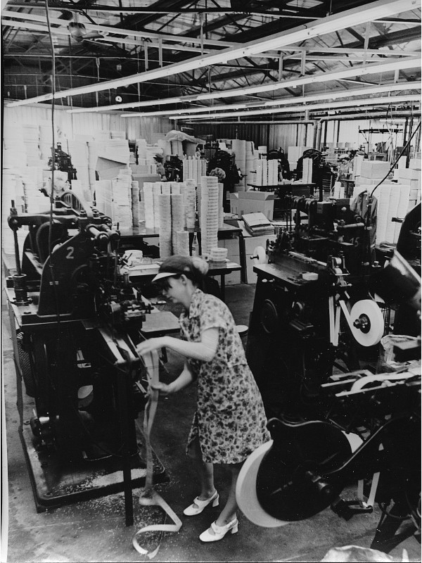 Kopfdruckmaschine; Foto, 1947 (www.industriesalon.de CC BY-SA)