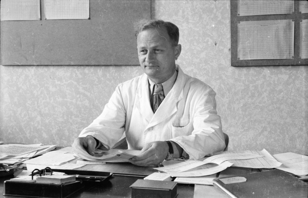 Mann am Büroschreibtisch; Foto, Oktober 1955 (www.industriesalon.de CC BY-NC-SA)