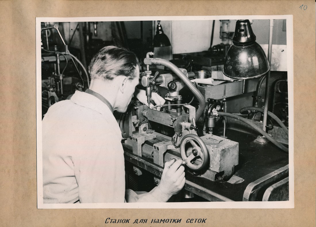 Maschine zum Wickeln von Gittern, Fotoalbum Labor, Konstruktions- und Versuchswerk Oberspree, 1946 (www.industriesalon.de CC BY-SA)