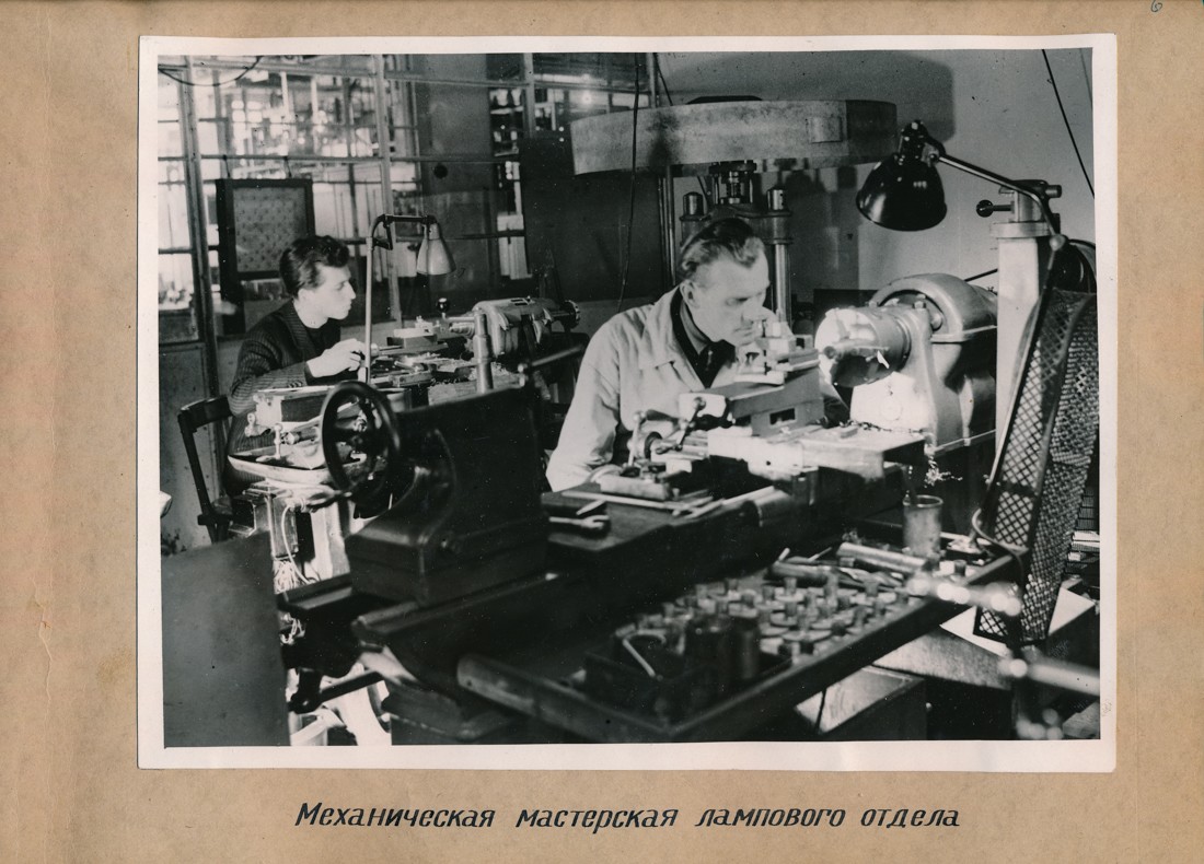 Mechanische Werkstatt der Röhrenabteilung, Fotoalbum Labor, Konstruktions- und Versuchswerk Oberspree, 1946 (www.industriesalon.de CC BY-SA)