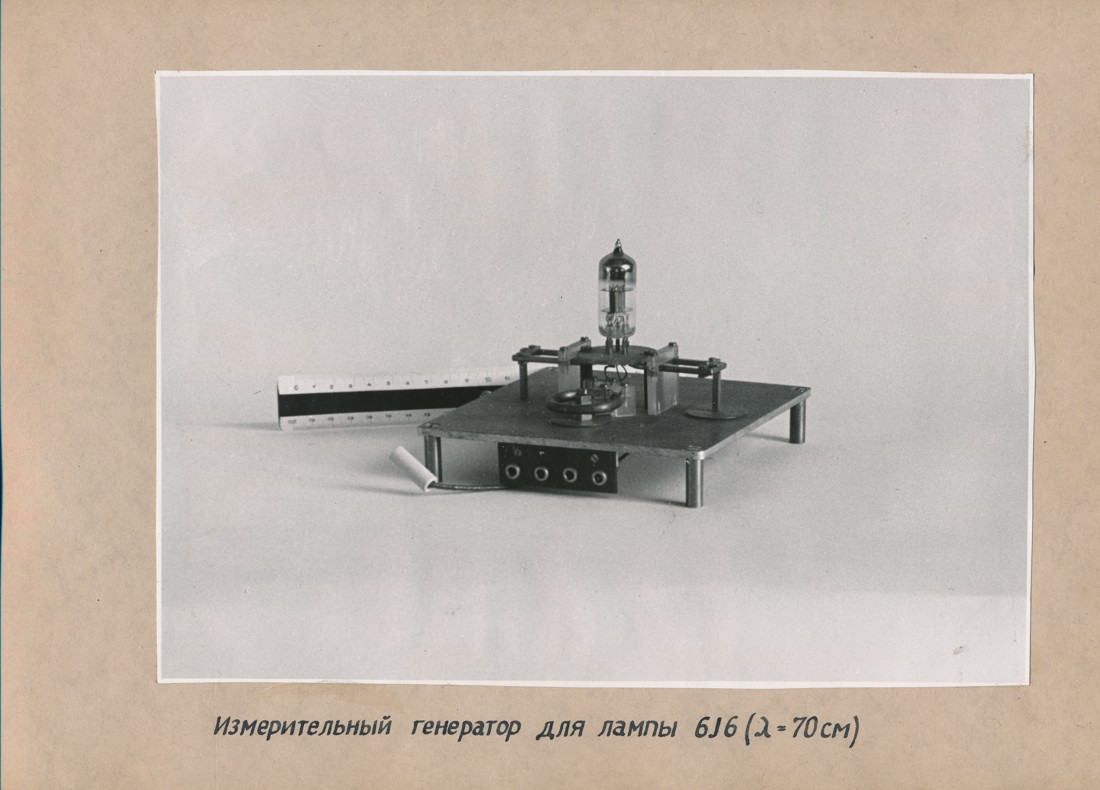 Messgenerator für Röhren 6J6 (λ = 70 cm), Fotoalbum Produkte LKVO 1946 (www.industriesalon.de CC BY-SA)