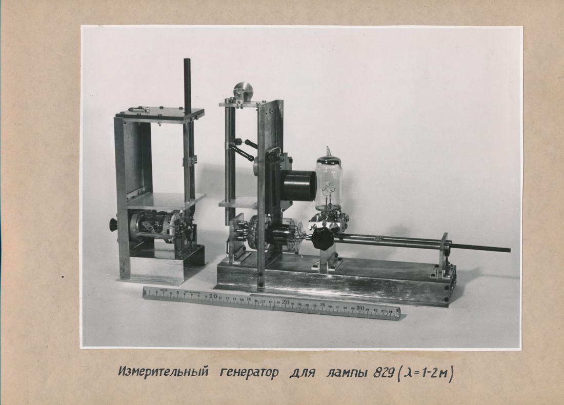 Messgenerator für Röhren 829 (λ = 1-2 m), Fotoalbum Produkte LKVO 1946 (www.industriesalon.de CC BY-SA)