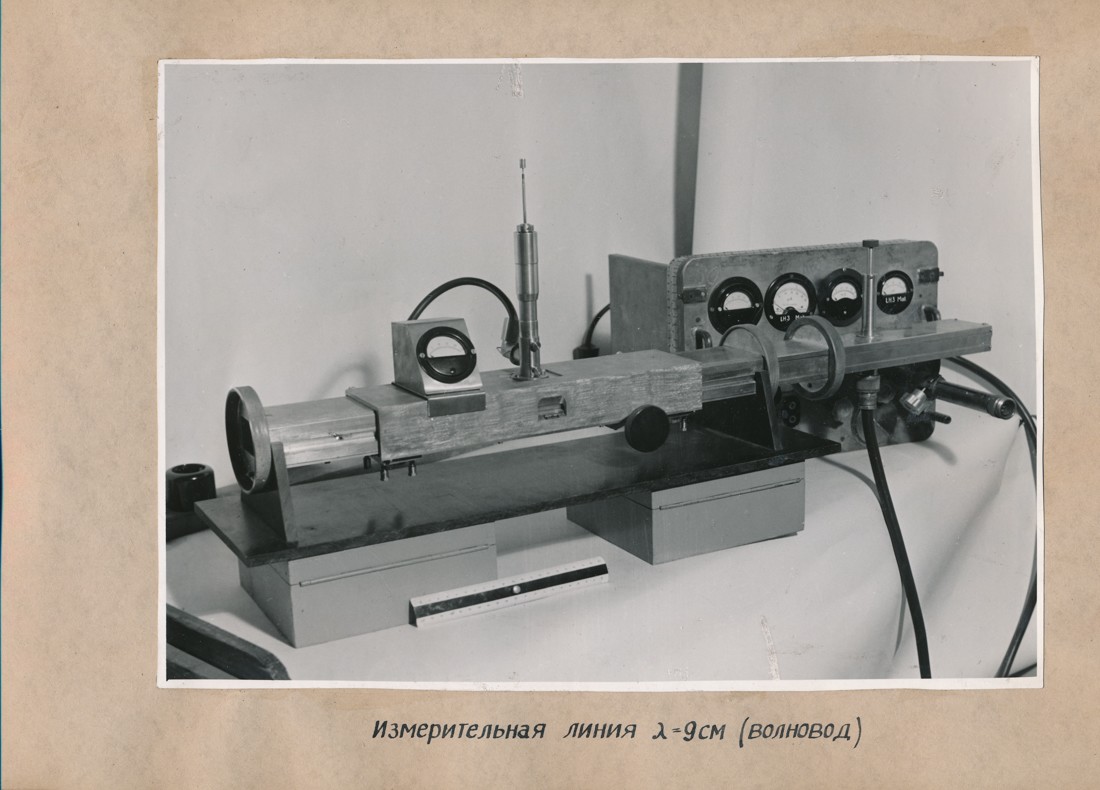 Messtrecke λ = 9 cm (Wellenleitung), Fotoalbum Produkte LKVO 1946 (www.industriesalon.de CC BY-SA)