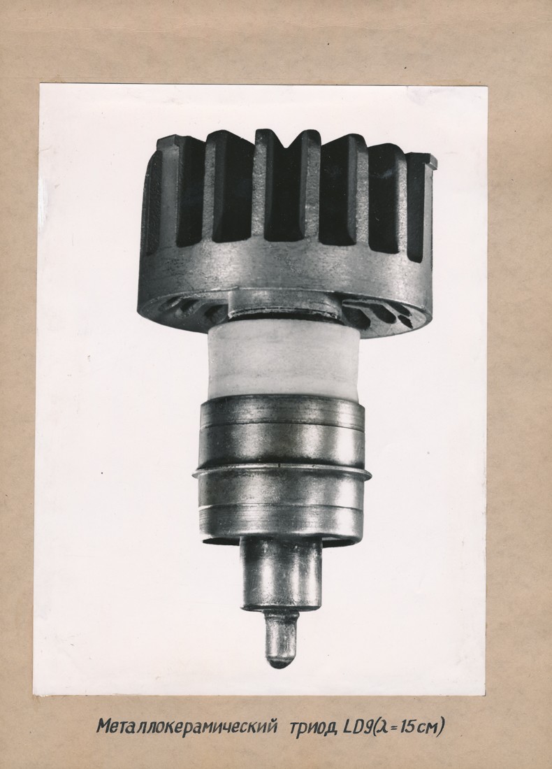 Metallkeramische Triode LD9 (λ = 15cm), Fotoalbum Produkte LKVO 1946 (www.industriesalon.de CC BY-SA)