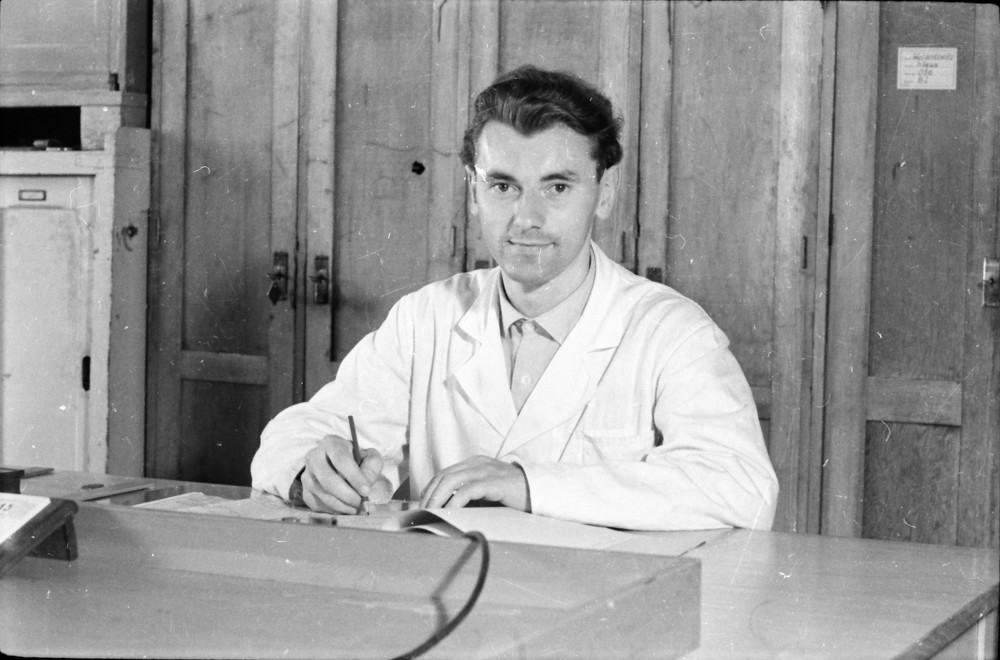 Mitarbeiter am Schreibtisch.; Foto, Oktober 1955 (www.industriesalon.de CC BY-NC-SA)
