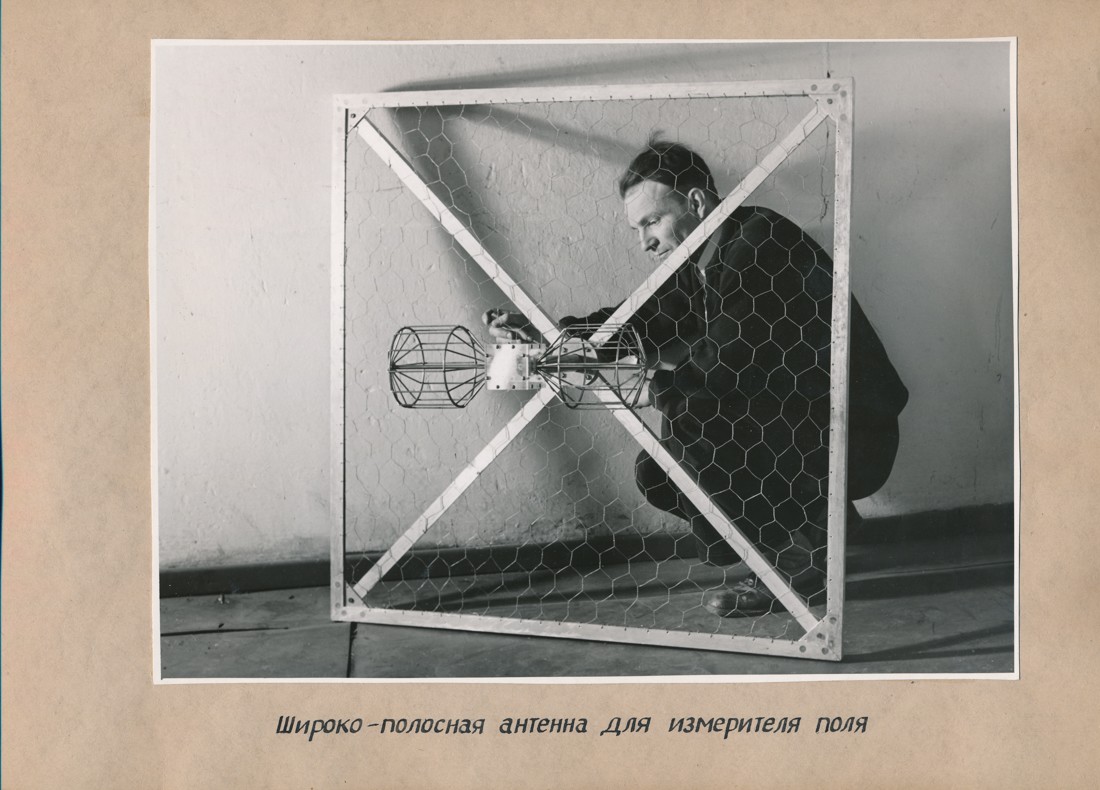 Montage einer Breitbandantenne für Feldmessungen, Fotoalbum Produkte LKVO 1946 (www.industriesalon.de CC BY-SA)