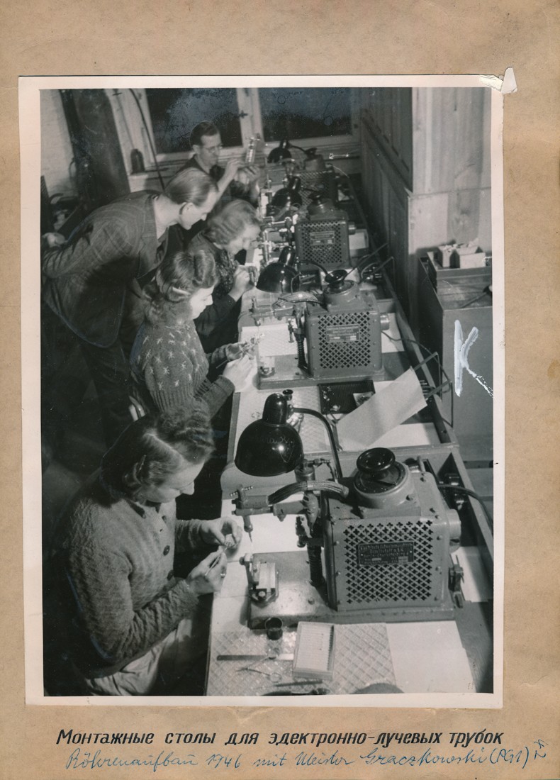 Montagetische für Elektronenstrahlröhren, Fotoalbum Labor, Konstruktions- und Versuchswerk Oberspree, 1946 (www.industriesalon.de CC BY-SA)