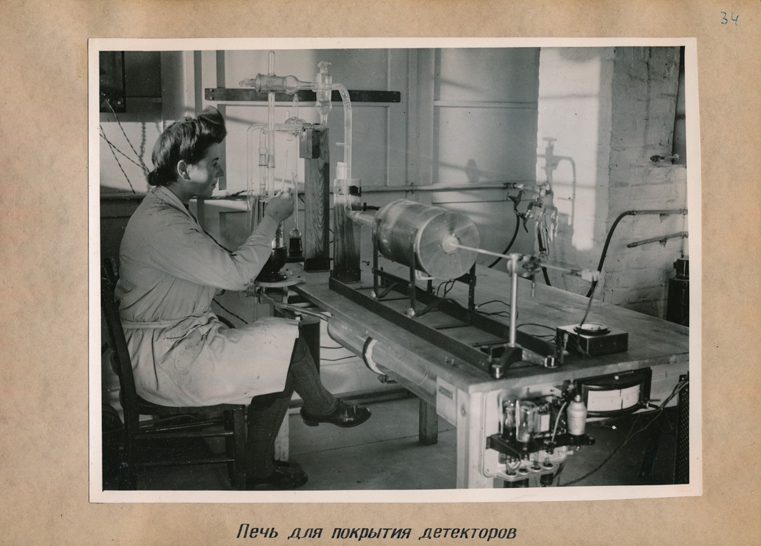 Ofen für die Beschichtung von Detektoren, Fotoalbum Labor, Konstruktions- und Versuchswerk Oberspree, 1946 (www.industriesalon.de CC BY-SA)