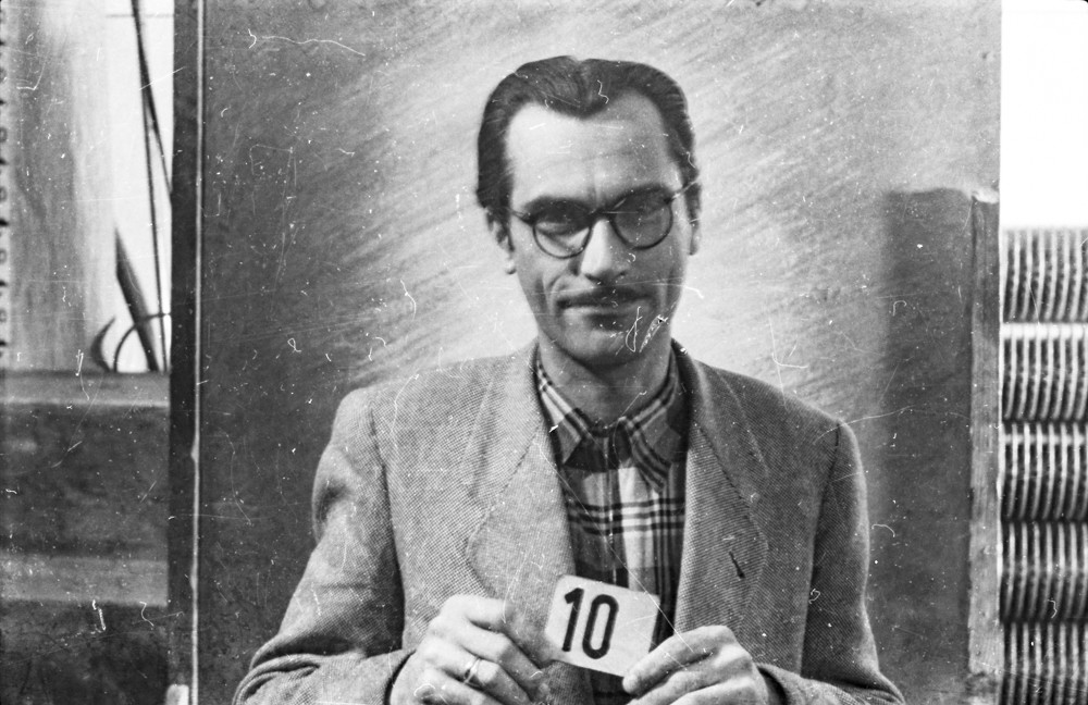 Portrait Dienstausweis, Mann mit Kartennummer 10.; Foto, Oktober 1955 (www.industriesalon.de CC BY-NC-SA)