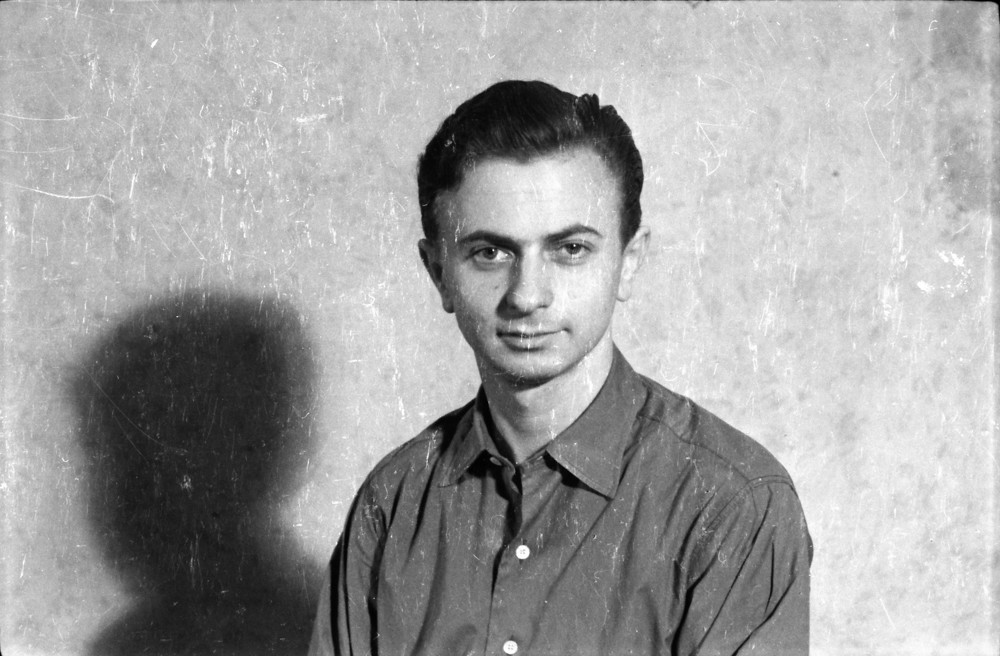 Portrait eines Mannes vor der Fotoleinwand; Foto, Oktober 1955 (www.industriesalon.de CC BY-NC-SA)