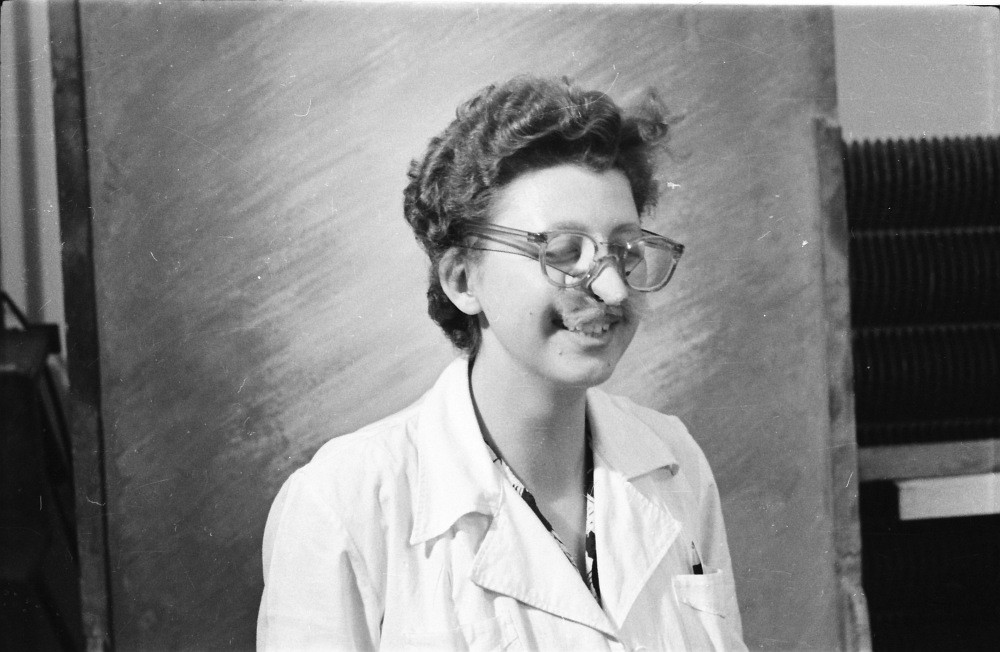 Portrait Frau mit Gummi-Nase, Foto 1955 (www.industriesalon.de CC BY-NC-SA)