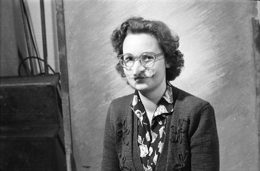 Portrait Frau mit Gummi-Nase, Foto 1955 (www.industriesalon.de CC BY-NC-SA)