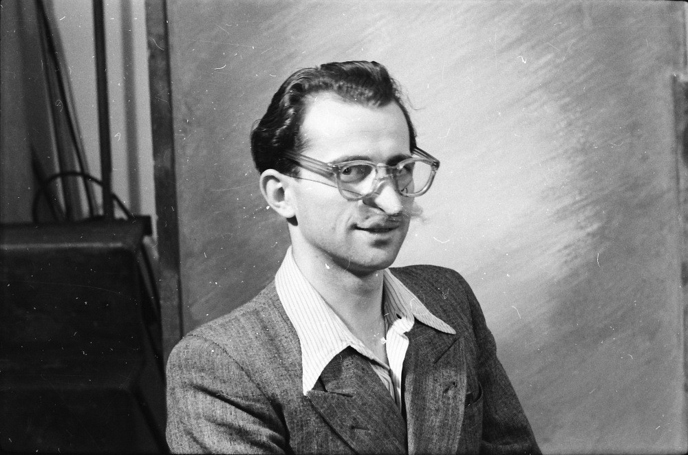 Portrait Mann mit Gummi-Nase, Foto 1955 (www.industriesalon.de CC BY-NC-SA)