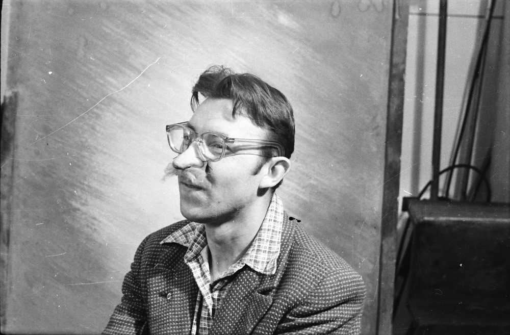 Portrait Mann mit Gummi-Nase, Foto 1955 (www.industriesalon.de CC BY-NC-SA)