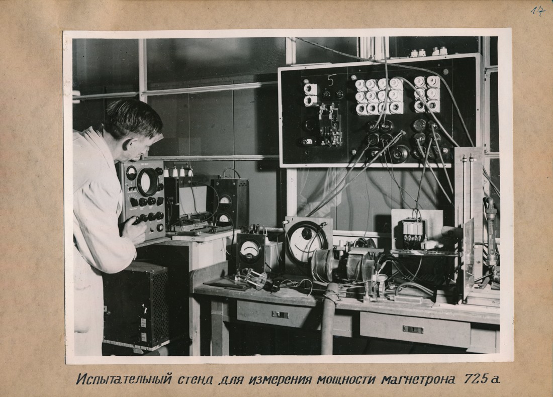 Prüfstand für die Leistungsmessung der Magnetrons 725a, Fotoalbum Labor, Konstruktions- und Versuchswerk Oberspree, 1946 (www.industriesalon.de CC BY-SA)