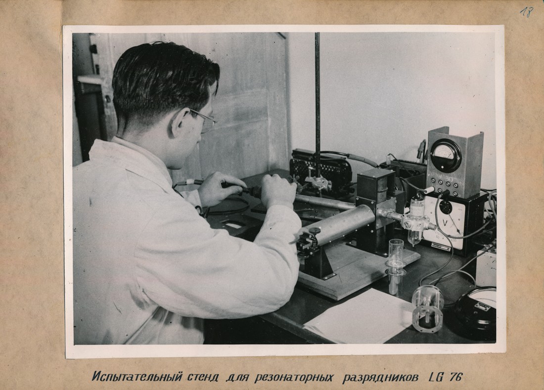 Prüfstand für die Sperr-Röhre LG 76, Fotoalbum Labor, Konstruktions- und Versuchswerk Oberspree, 1946 (www.industriesalon.de CC BY-SA)