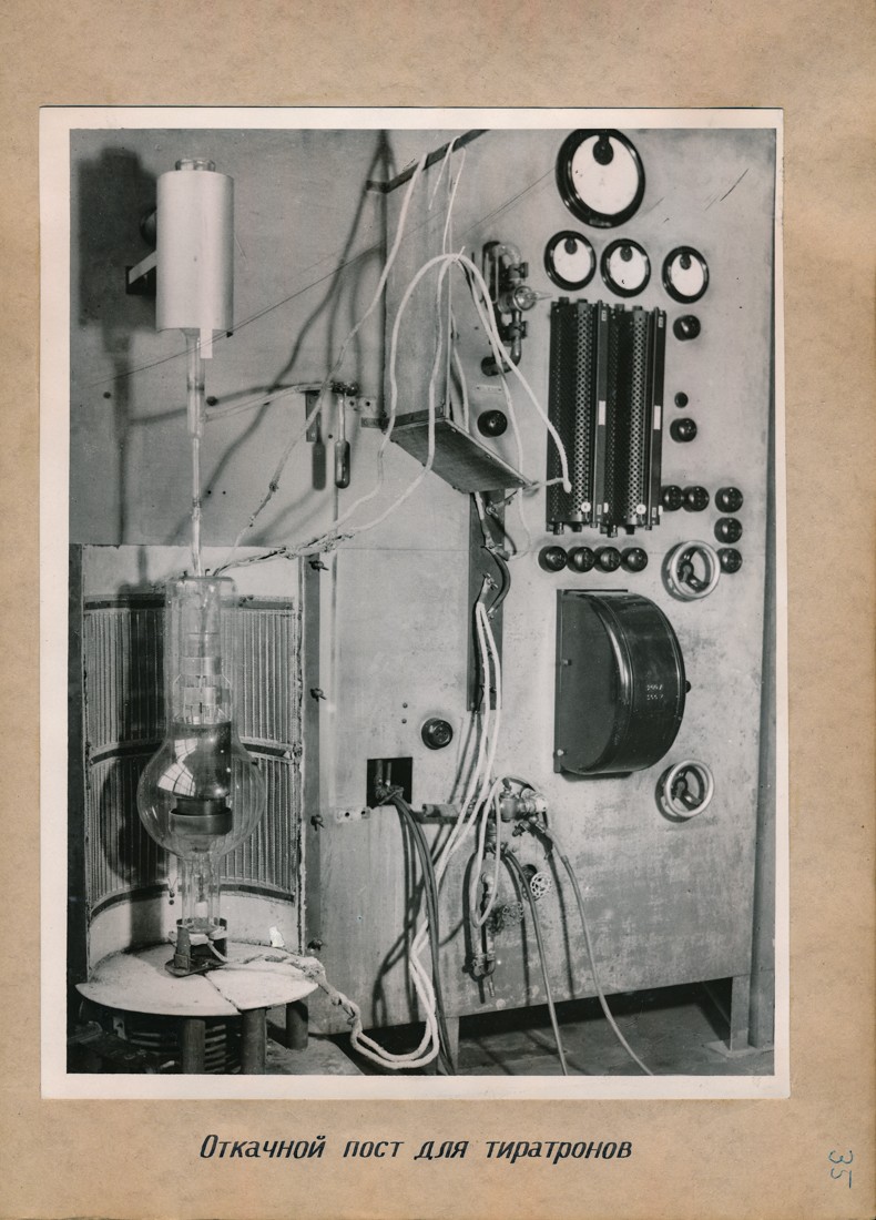 Pumpstand für Thyratrons, Fotoalbum Labor, Konstruktions- und Versuchswerk Oberspree, 1946 (www.industriesalon.de CC BY-SA)