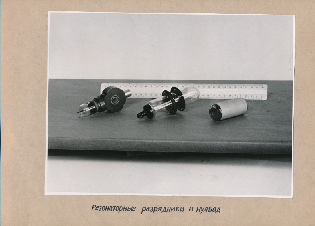 Resonator -, Radar-[Röhre?) und Nullode, Fotoalbum Produkte LKVO 1946 (www.industriesalon.de CC BY-SA)