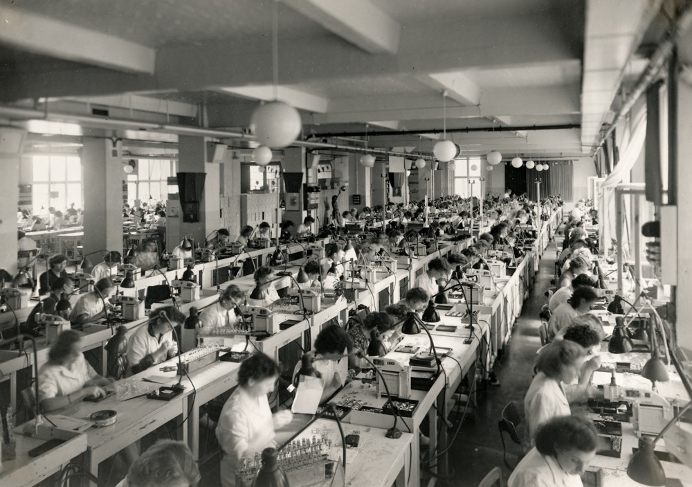 Röhren-Aufbau, Bild 1; Foto, Juli 1954 (www.industriesalon.de CC BY-NC-SA)