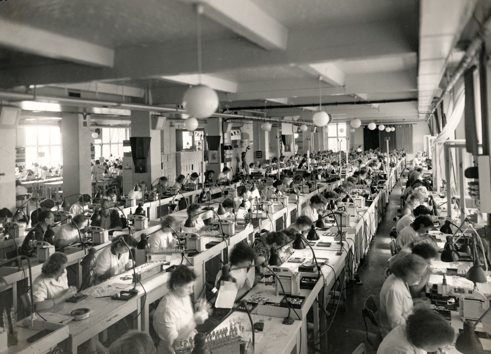 Röhren-Aufbau, Bild 2; Foto, Juli 1954 (www.industriesalon.de CC BY-NC-SA)