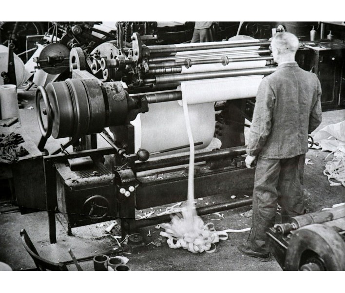 Rollenschneidemaschine; Foto, 1945 (www.industriesalon.de CC BY-SA)