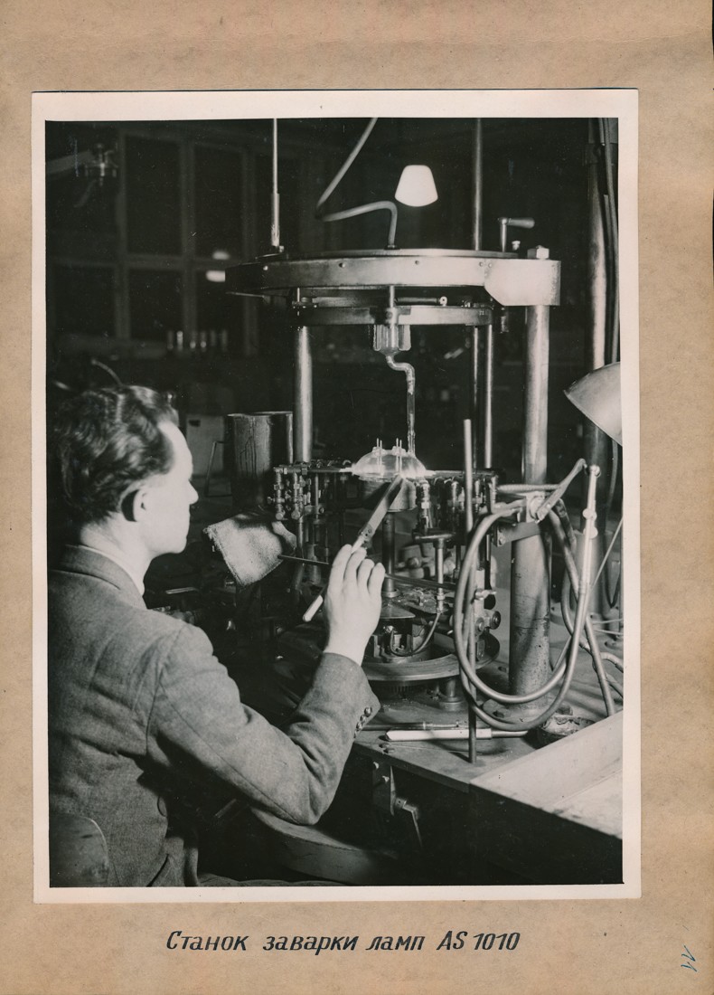 Schweißmaschine für die Röhre AS 1010 Fotoalbum Labor, Konstruktions- und Versuchswerk Oberspree, 1946 (www.industriesalon.de CC BY-SA)