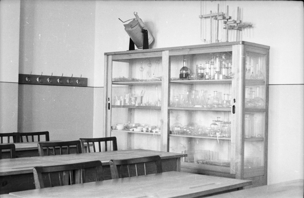 Unterrichtsraum in der Betriebsschule, Chemie; Foto, Oktober 1955 (www.industriesalon.de CC BY-SA)