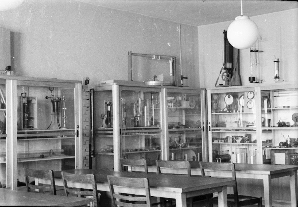 Unterrichtsraum in der Betriebsschule, Physik; Foto, Oktober 1955 (www.industriesalon.de CC BY-SA)
