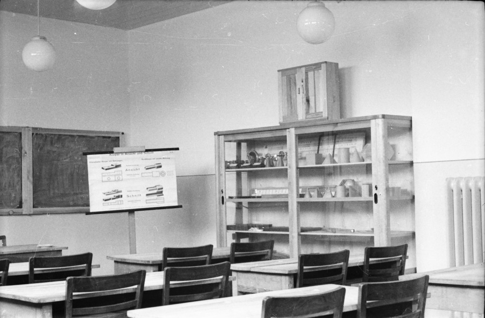 Unterrichtsraum in der Betriebsschule, Werkstoffe; Foto, Oktober 1955 (www.industriesalon.de CC BY-SA)