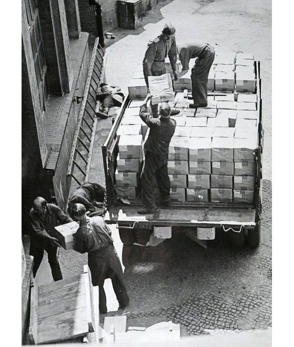 Verladen von Druckerzeugnissen; Foto, 1947 (www.industriesalon.de CC BY-SA)