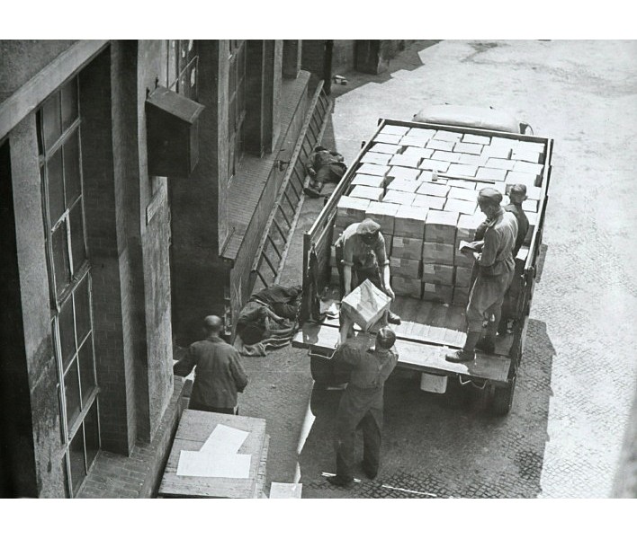 Verladen von Druckerzeugnissen; Foto, 1947 (www.industriesalon.de CC BY-SA)
