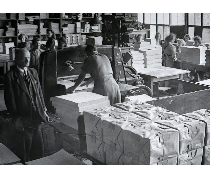 Verpackungsabteilung; Foto, 1947 (www.industriesalon.de CC BY-SA)