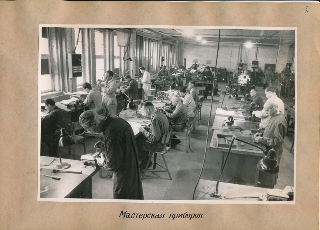 Vorrichtungswerkstatt, Fotoalbum Labor, Konstruktions- und Versuchswerk Oberspree,1946 (www.industriesalon.de CC BY-SA)