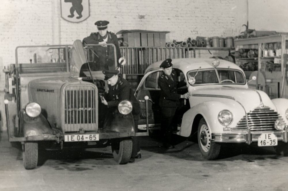 Wagen-Hallen, aus einer Arbeitsschutz-Ausstellung ; Foto, November 1954 (www.industriesalon.de CC BY-NC-SA)