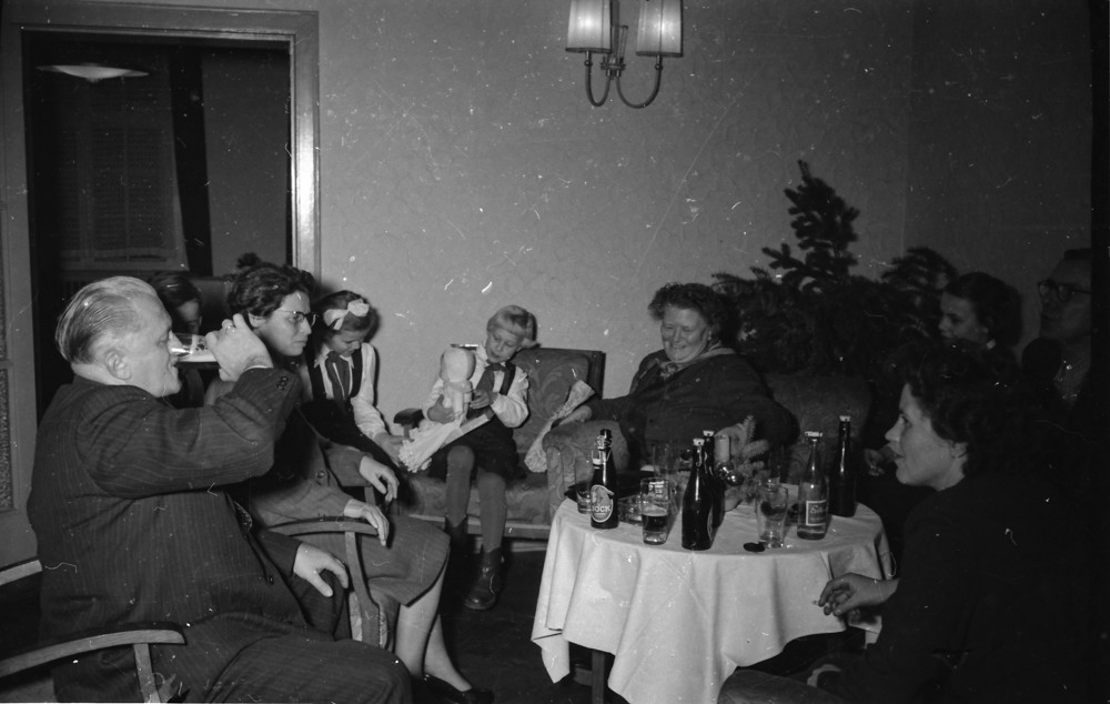 Weihnachtsabend; Foto, Dezember 1954 (www.industriesalon.de CC BY-NC-SA)