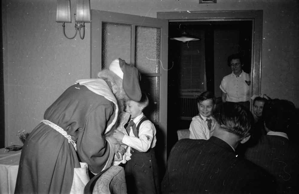 Weihnachtsbescherung 1; Foto, Dezember 1954 (www.industriesalon.de CC BY-NC-SA)