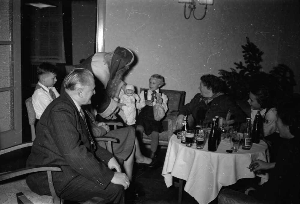 Weihnachtsbescherung 2; Foto, Dezember 1954 (www.industriesalon.de CC BY-NC-SA)