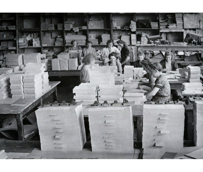 Weiterverarbeitung; Foto, 1947 (www.industriesalon.de CC BY-SA)